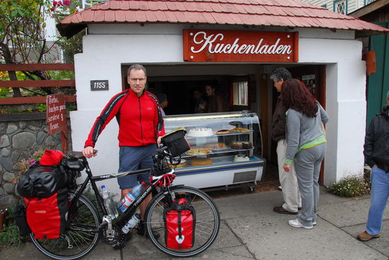Das deutsche Wort Kuchen hat tatsaechlich Eingang in das chilenische Spanisch gefunden. Aber hier werden in einer unglaublichen Auswahl von einem deutschstaemmigen Baecker Torten feilgeboten.