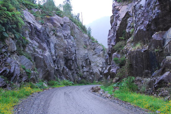 15% Steigung - obwohl die Strecke schon durch die Felsen getrieben und damit entschaerft wurde.