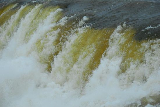 Die Kraft, mit der das Wasser hier in die Tiefe stuerzt, ist mit Worten kaum zu beschreiben und auch Bilder stossen an ihre Grenzen.