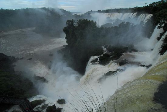 Immer nur Ausschnitte aus dem Gesamtspektakeld! Wohl nur aus der Luft lassen sich Wasserfaelle in ihrer vollen Groesse und Schoenheit erfassen - dem Umweltschutz zuliebe verzichte ich darauf Es gibt schon Vogelarten, die sich wegen des Hubschauberlaerms hier nicht mehr vermehren!