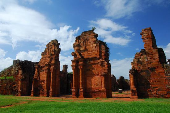San Ignazio Mini - hier Teile des ehemaligen Kirchenportals - mitten im Urwald.