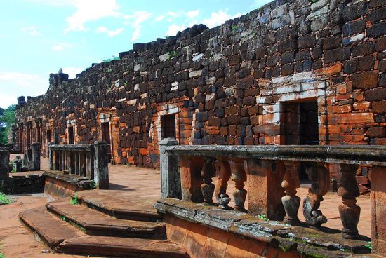 Die rekonstruierte Siedlung gibt einen guten Einblick in das Leben und das Wirken der Jesuiten - das Ganze wird zudem in einer gut gemachten Videoinszenierung in der Nacht dem Besucher naeher gebracht.