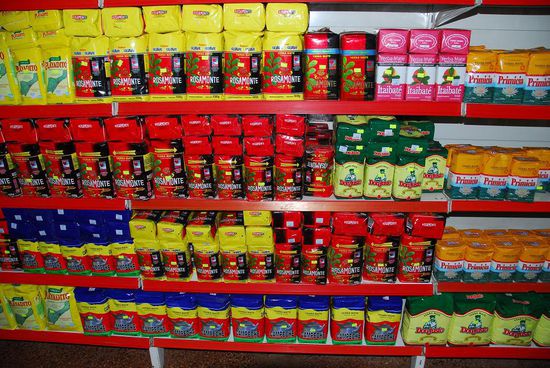 Ohne Mate geht nichts! Kinder bekommen Mate schon ab dem 3. Lebensjahr und Menschen mit dem Matebecher und einer Thermoskanne heissem Wasser sind ueblich im Strassenbild oder am Lenkrad ihres Autos. Ein Laden ohne eine reiche Auswahl an verschiedenen Matesorten kann wahrscheinlich dicht machen.