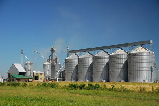 Landwirtschaft in anderen Massstaeben - einer von vielen Getreidespeichern in Brasilien. Zurzeit wird Reis gedroschen.