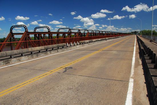 Die Bruecke zwischen Brasilien und Uruguay bei Bella Uniòn am Dreilaendereck Brasilien-Argentinien-Uruguay. Die letzten gut 500 km bis nach Buenos Aires will ich auf den ruhigen und sicheren Strassen Uruguays fahren und so auch den Grossstadtverkehr der Millionenstadt umgehen. Mit einer Faehre werde ich dann mitten im Stadtzentrum ankommen.