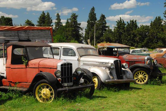 Oldtimer gehoeren in Uruguay zum Strassenbild - nicht nur wie hier bei diesem Haendler antiker Fahrzeuge. Darunter sind viele gepflegte Schmuckstuecke zu finden.