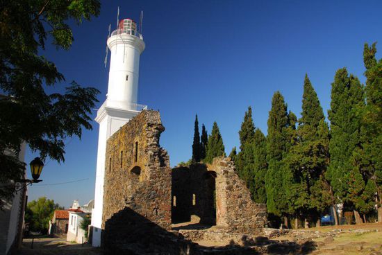 Eine aufwendig renovierte historische Altstadt, gepflegte Hotels und Restaurants und lange Sandstraende machen Colonia zu einem geliebten Ferienort