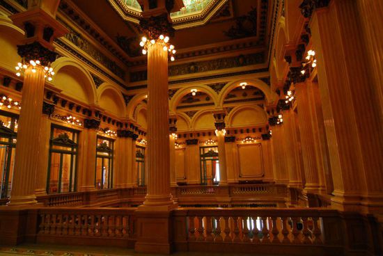 Ein Muss: Das Teatro Colon - eines der weltweit besten Opernhaeuser, in dem mit Luxus geprotzt wurde. Die Besichtigung war aber ein bisschen enttaeuschend - bis auf das Foyer Fotografierverbot, auf der Hauptbuehne Beleuchtungsproben fuer die neue Spielzeit, deswegen der Raum im Dunkeln nur schemenhaft erkennbar und wegen der Produktion waren auch die Werkstaetten und Magazine nicht Teil der Fuehrung - aber all das erfaehrt man erst, wenn man sein Ticket gekauft hat und die Fuehrung bereits angefangen hat.