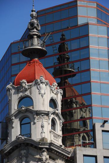 Alt und neu - selten so direkt kombiniert, wie hier an der Plaza Lavalle, wo der Turm eines baufaelligen Hauses in das neue, moderne Buerogebaeude integriert wurde.
