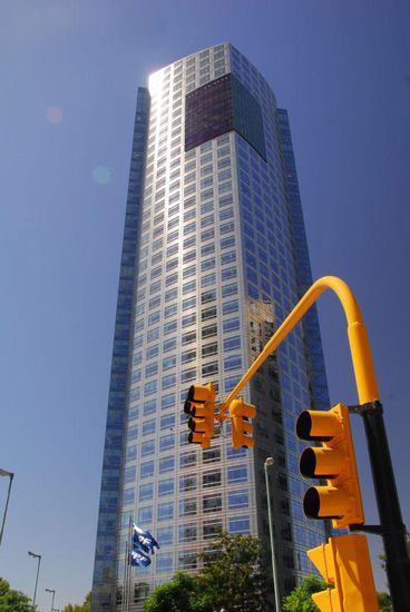 Eines der Symbole des neuen Reichtums im Land, die Konzernzentrale der Oelgesellschaft Repsol YPF, Teil der imposanten Skyline des neu gestalteten Stadtteils Puerto Madero