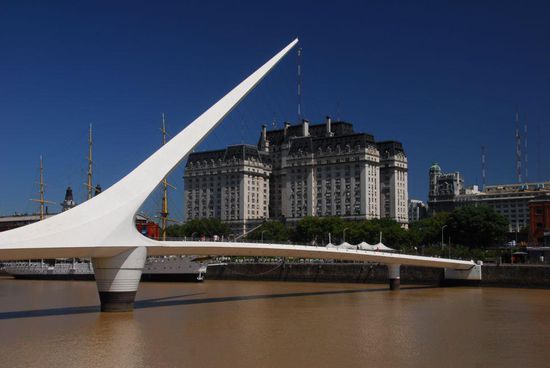 Ein neues Wahrzeichen fuer die Stadt, die Drehbruecke Puente de la Mujer im Puerto Madero, denn die alten Hafenbecken, um die herum neue Geschaefts- und Wohnhaeuser entstanden sind, werden heute als extravagante Yachthaefen genutzt.