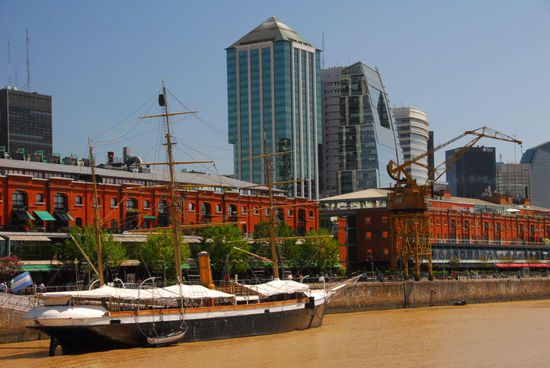 Man fuehlt sich an die Hafencity in Hamburg erinnert, wenn man im Puerto Madero die Backstein-Lagerhaeuser sieht, in denen heute sehr gute Restaurants ihre Gaeste verwoehnen.