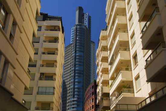 So wohnt man, wenn man es sich leisten kann - alle Haeuser sind mit Zaeunen gegen Unberechtigte abgeschirmt, der gesamte Stadtteil wird elektronisch ueberwacht und Dienstpersonal gewaehrleistet ein Rundum-sorglos-Paket.