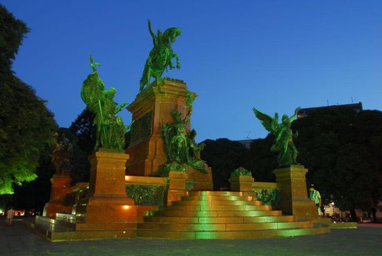 Eines der zahlreichen Denkmaeler in der Stadt - und sie sind alle monumetal. Wer es in diesem Land zu etwas gebracht haben will, fuer den sollte mindestens ein Denkmal in der Hauptstadt herausspringen, eine Strasse und/oder ein Platz sollte nach einem benannt worden sein und...