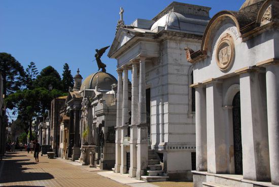 ein Begraebnis auf dem einzigartigen Friedhof von Recoleta sollte auch drin sein. Hier wurden Praesidenten, Generaele, Denker und Dichter und - natuerlich - der Geldadel bestattet. Bis ueber den Tod hinaus wird so die eigene Bedeutung unterstrichen.