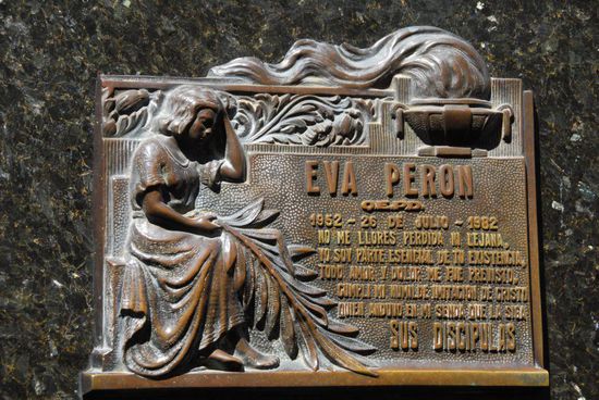 Eines der schlichteren, dafuer aber mit am meisten besuchten Graeber, ist die Ruhestaette der Evita Peron.