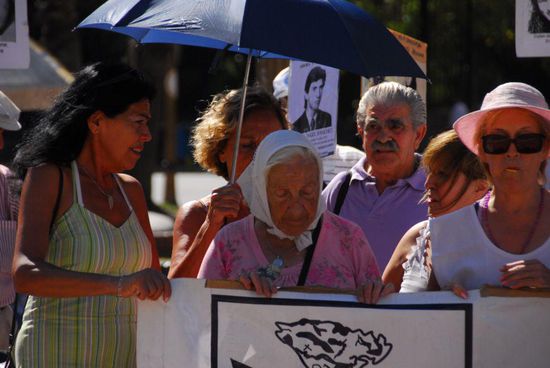 Aber nicht nur Denkmaeler und protzige Grabstaette sollen das Vergessen der Toten verhindern. Seit 1976 demonstrieren jeden Donnerstag die Madres de la Plaza de Mayo vor dem Praesidentenplalast, um auf das Verschwinden von 30.000 Menschen waehrend der Militaerdiktatur aufmerksam zu machen und die Aufklaerung des Schiksals ihrer Maenner und Soehne zu fordern.