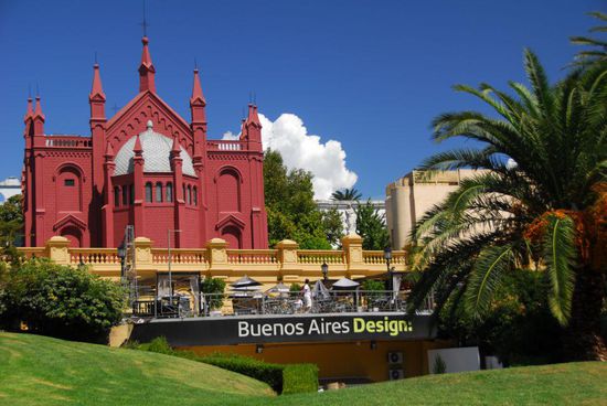 Buenos Aires ist auch eine der bedeutendsten Kunst- und Kulturmetropolen Suedamerikas, wenn nicht der Welt, und zahlreiche Theater, Museen und Ausstellungen bieten fuer jeden Geschmack etwas. Hier lockt das Recoleta Centro Cultural mit Kunst und Kommerz, denn in den Arkaden finden sich Geschaefte anspruchsvoller Ware.