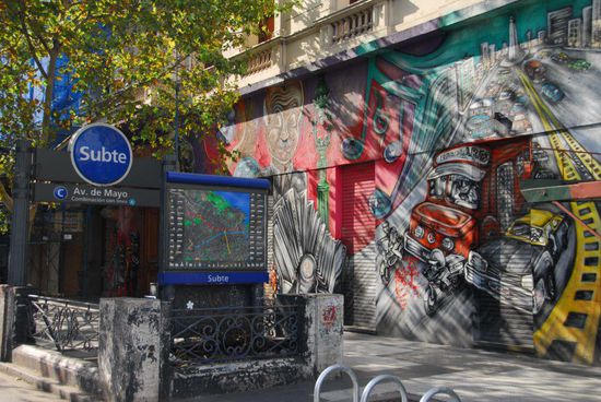 Die U-Bahn, die hier Subte genannt wird, ist eine gute und preiswerte Alternative im Grossstadtverkehr zum Fahrrad. Eine Fahrt kostet umgerechnet ca. 20 Cent und man kann beliebig oft umsteigen.