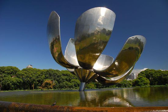 Und noch eines der neuen Wahrzeichen der Stadt, die Floralis Generica, eine 18 m hohe Metall-Blume, die sich automatisch bei Dunkelheit schliesst.