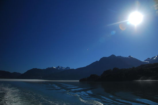 Bei Sonnenschein und aus der Ferne ist sogar Hornopirén schoen