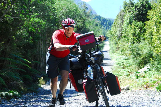 Nicht durchgaengig befahrbar meint eigentlich, dass man gelegentlich eine Faehre benutzen muss. Allerdings jenseits von 17% auf losem Schotter geht nur noch schieben!