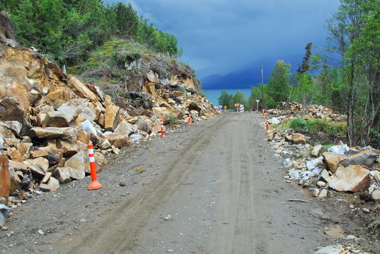 Der Weg ist frei gesprengt und ich kann nach drei Stunden Wartezeit weiter in Richtung Sueden fahren