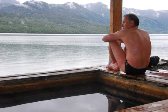 ...und das alles mit Aussicht auf den Fjord - es geht schlechter. Danach noch einen Kaffee und ein Stueck Torte und der Regen wirkt gleich viel freundlicher!