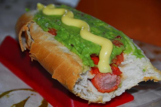 comida rapido - zu gut Deutsch: Fastfood  - hier in der Version des Completo, ein Hotdog mit Avocadopaste. Und hier haben auch die daenischen roten Poelser ein Asyl vor den Vorschriften der EU gefunden!