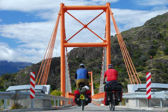 Die Bruecke ueberquert den Absfuss des Lago General Carrera in den Lago Bertrand