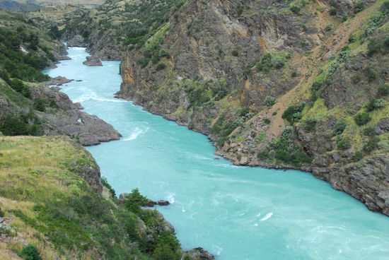 Und er hat sich so tief in die Landschaft hineingefressen, dass die Strasse - leider - immer weit ueber ihm durch die Berge gefuehrt wird