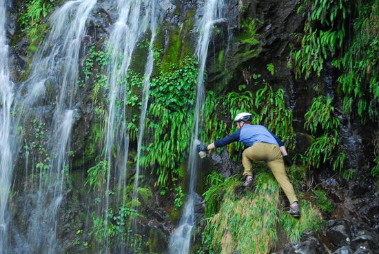 Zum Glueck gibt es ueberall fliessendes Trinkwasser - direkt von den Felsen...