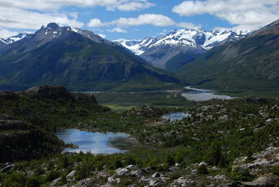 Traumwetter und Traumland am Ende der Welt - mit etwas Phantasie kann man am Fuss des Berges auch den kleinen Ort Villa O'Higgins erkennen.