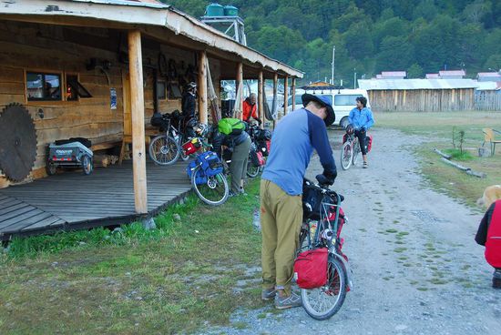 Neun Radler machen sich auf das letzte Stueck zum Grenzuebertritt nach Argentinien