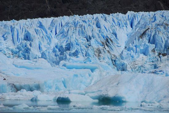 ...und er tut uns auch den Gefallen, vor unseren Augen kleine Eisberge in den See zu kalben.
