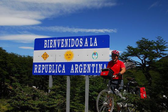 Irgendwo im Niergends der Grenzverlauf zwischen Argentinien und Chile, der mit grossen Tafeln gekennzeichnet ist.