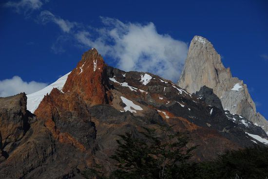 Der Monte Fitz Roy (rechts) mit seinen Nachbar...