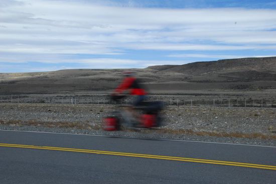 Zu schnell fuer die Kamera! Der Wind schiebt mich mit unglaublicher Geschwindigkeit vor sich her - hier noch auf dem neuen Asphalt der Ruta 40, spaeter mit 30 - 45 km/h ueber den Schotter der Ruta 288.