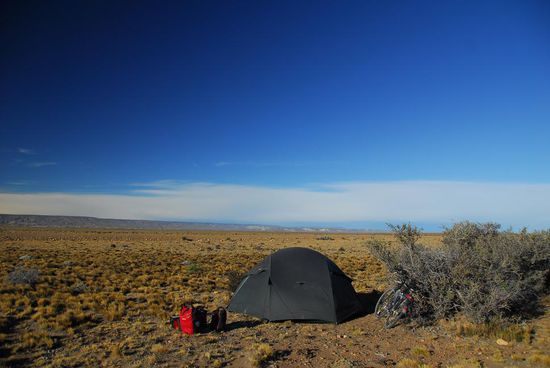 Bei Sturmboen wird ein einzelner Dornenbusch zu deinem Freund - anderer Windschutz ist in der Steppe nicht zu finden und auch diese Buesche sind hier eher eine Seltenheit