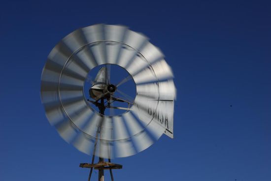 Windkraft - wenn bei uns mal der Platz fuer neue Windkraftanlagen knapp werden sollte, ich wuesste da eine Gegend, wo viel Platz und auch genug Wind ist... Aber fuer wen hier den Strom erzeugen? Den Schafen genuegen die Windraeder, die das lebensnotwendige Wasser aus der Tiefe holen.