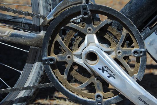 Der Staub der Piste  setzt sich ueberall fest - fast ein Wunder, was so ein Fahrrad - und sein Fahrer - ziemlich klaglos mitmachen