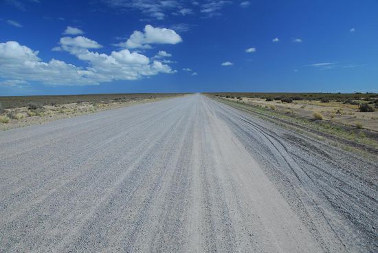 Und noch einmal fuer alle, die es nicht glauben wollen: Das Land ist flach und weit! Und wer keine langen Geraden mag, wer nicht tagelang die gleiche Landschaft mag, wer nicht mit sich allein sein kann, der sollte nicht herkommen - auch nicht mit dem Auto. Der Unterschied liegt nur in den Kilometern, die man zuruecklegt.