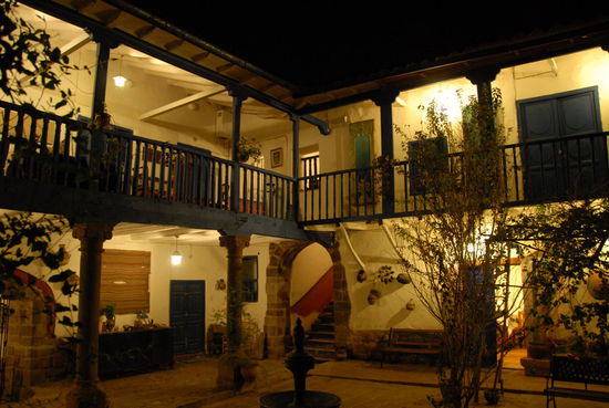 Von dem ruhigen Innenhof in dem alten Gebaeude gehen die Hotelzimmer ab.