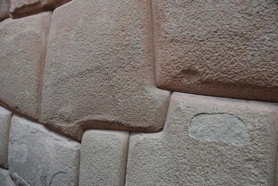 Allerfeinste Handwerkskunst - es passt wirklich keine Messerspitze in die Fugen und dabei sind die Steine ohne Moertel nur aufeinander gelegt