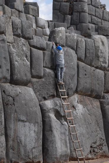 Einer muss den Job ja machen - Unkraut jaeten in der Festung. Eigentlich kaum zu glauben, dass in diesen schmalen Ritzen etwas wachsen kann. Die Bloecke sind bis zu 300 t schwer - unvorstellbar, wie die mit der Hand bearbeitet und bewegt wurden
