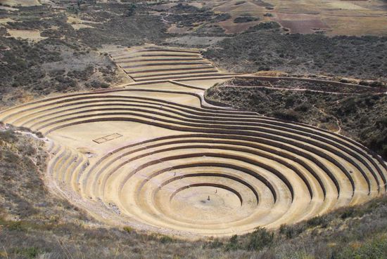 Der Experimentiergarten der Inka in Moray - am Grund sind Menschen. So klein ist das Ganze nicht