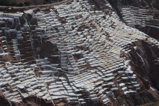 Ein unglaublicher Anblick wie sich hier hunderte Salinenbecken an den Hang draengen...