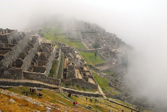 Machu Picchu empfaengt mich mit Wolken und Regen