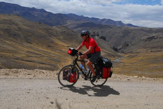Guter Schotter und eine scheinbar unendliche Berglandschaft (und gerade mal kein LKW, der mich einstaubt). Hoehe: 4200m