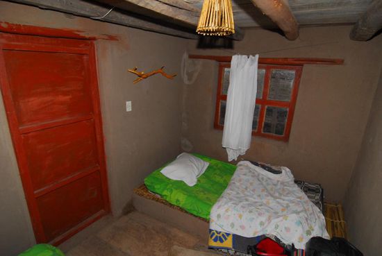 Mein Zimmer in dem Adobe-(Lehm)-Haus. 15 Soles pro Nacht, 8 Soles jeweils fuer Abendessen (Forelle aus dem Titicacasee) und Fruehstueck - insgesamt 9,30 Euro